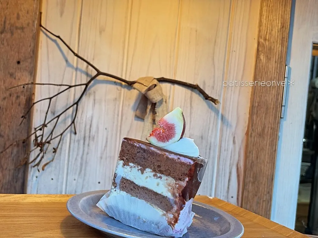 チョコレートのスポンジとクリームを重ね、いちじくを飾った「秋のチョコレートケーキ」