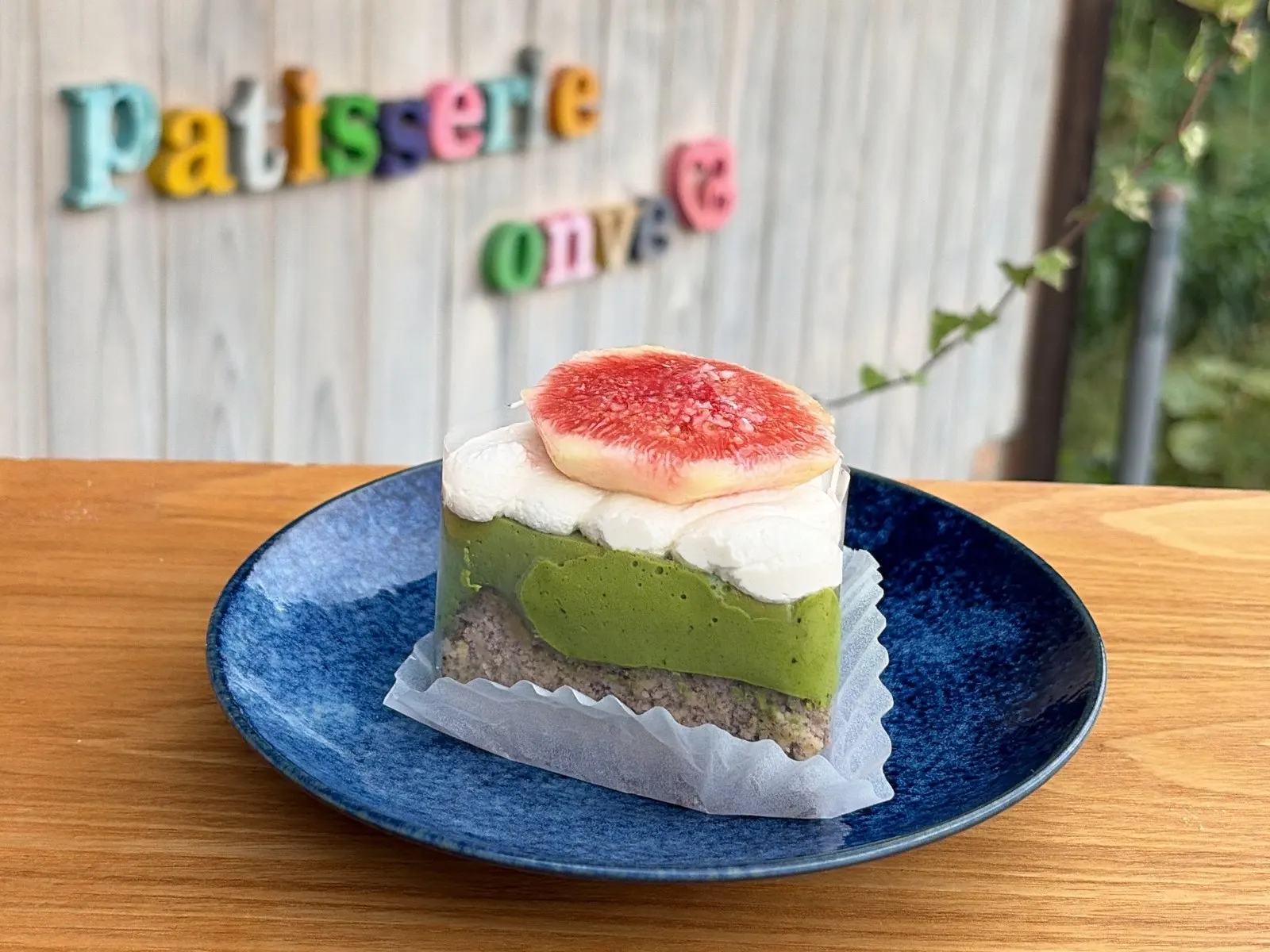 えごまの生地に抹茶のムースと生クリームを重ね、いちじくをのせた「えごまと抹茶のチーズケーキ」
