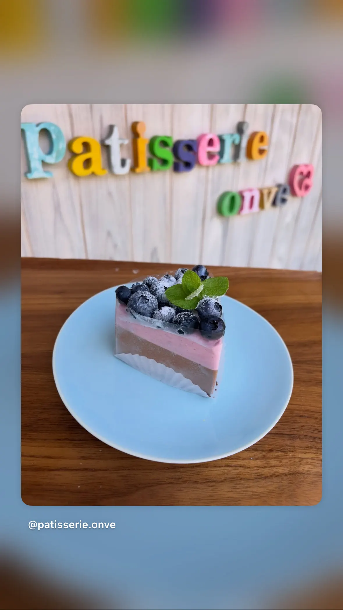チョコレートとベリーの二層ムースに清見ブルーベリーを飾った「夏のチョコレートケーキ」