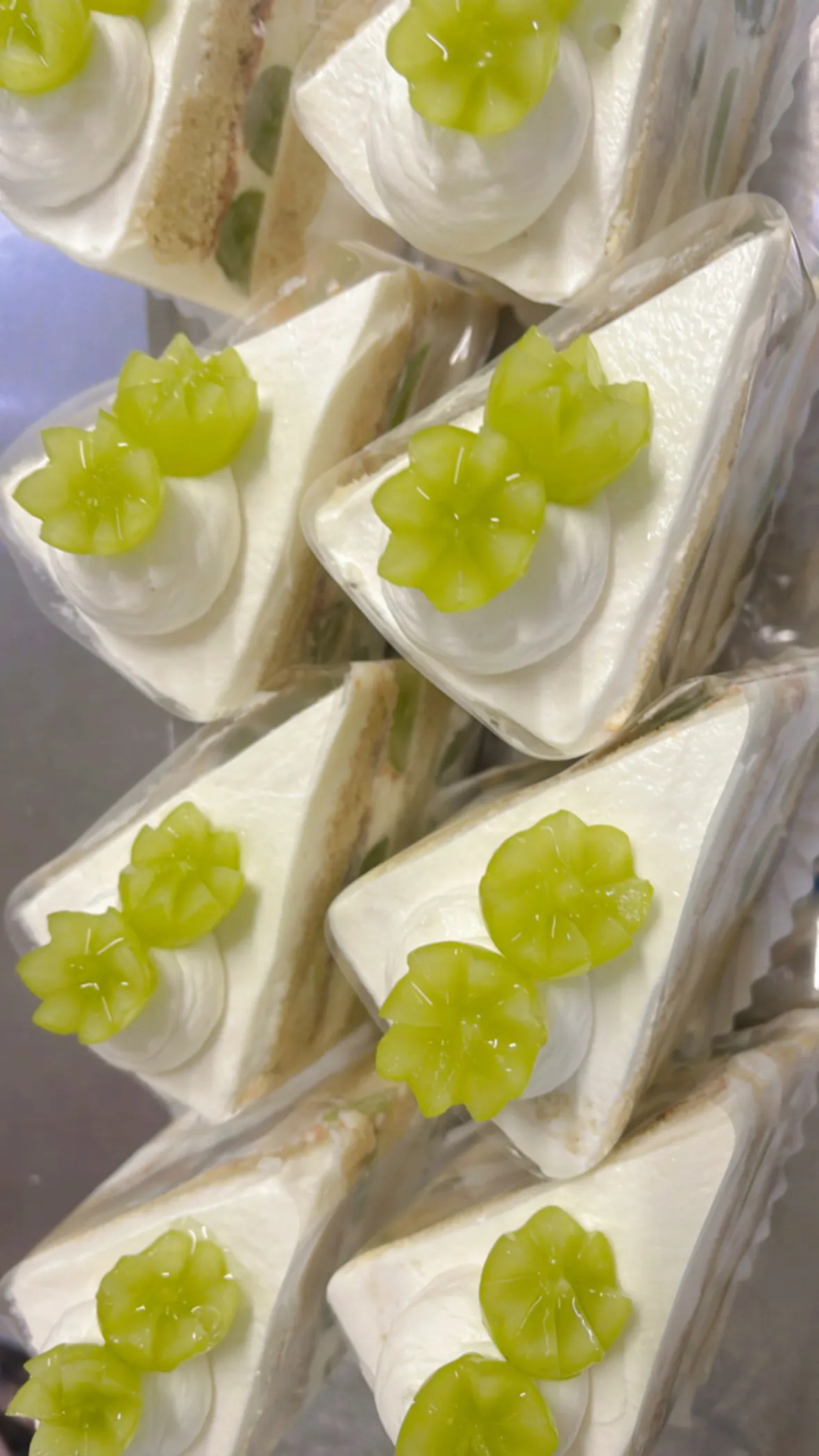 花の形にカットしたシャインマスカットを飾ったショートケーキ